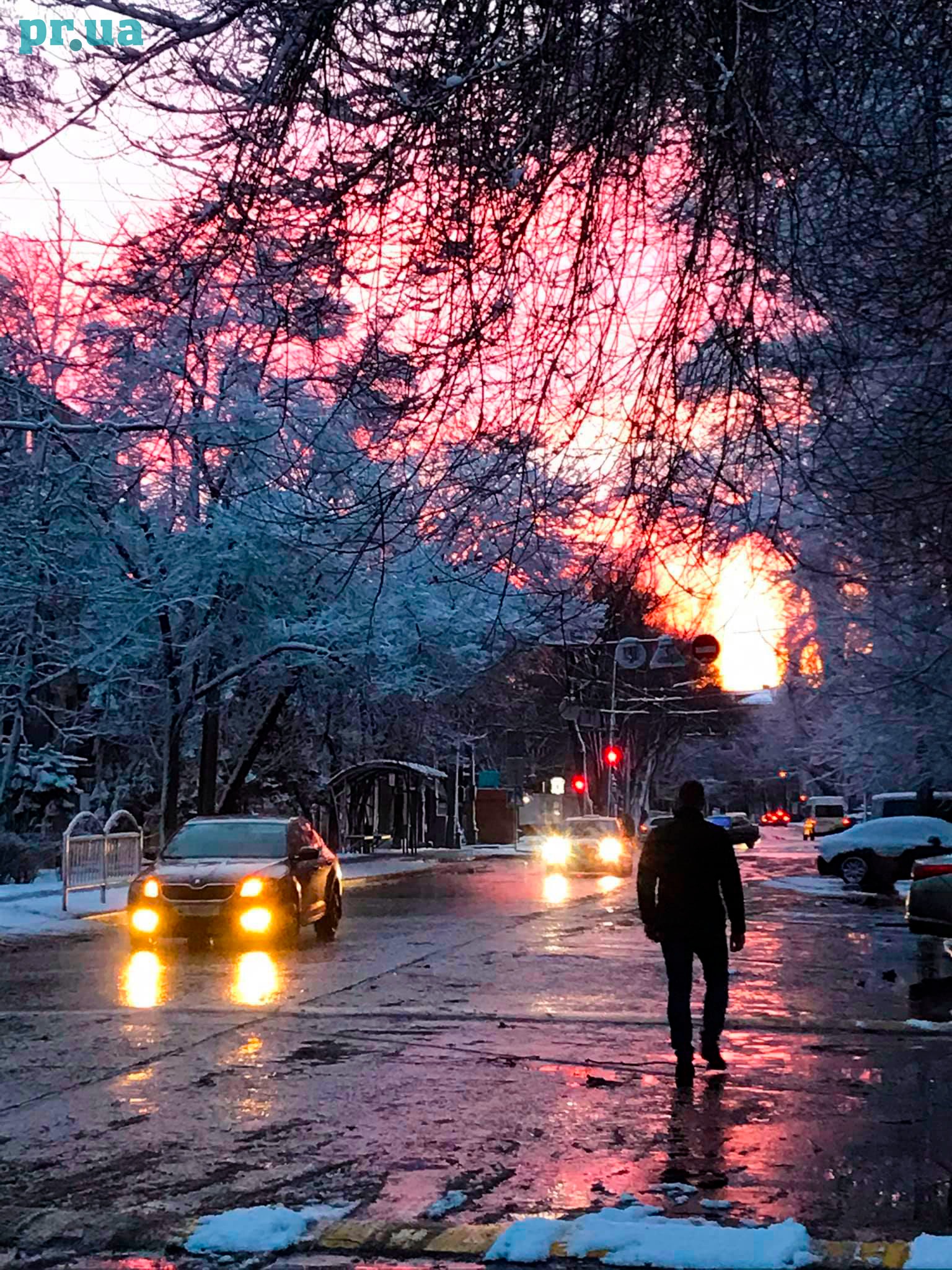 Весняний сніг в місті біля моря
