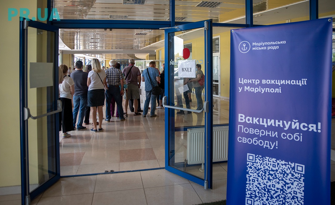 В Маріуполі за перший день роботи центру масової вакцинації, який відкрили на базі СК «Іллічівець», понад 200 жителів зробили щеплення проти COVID-19.