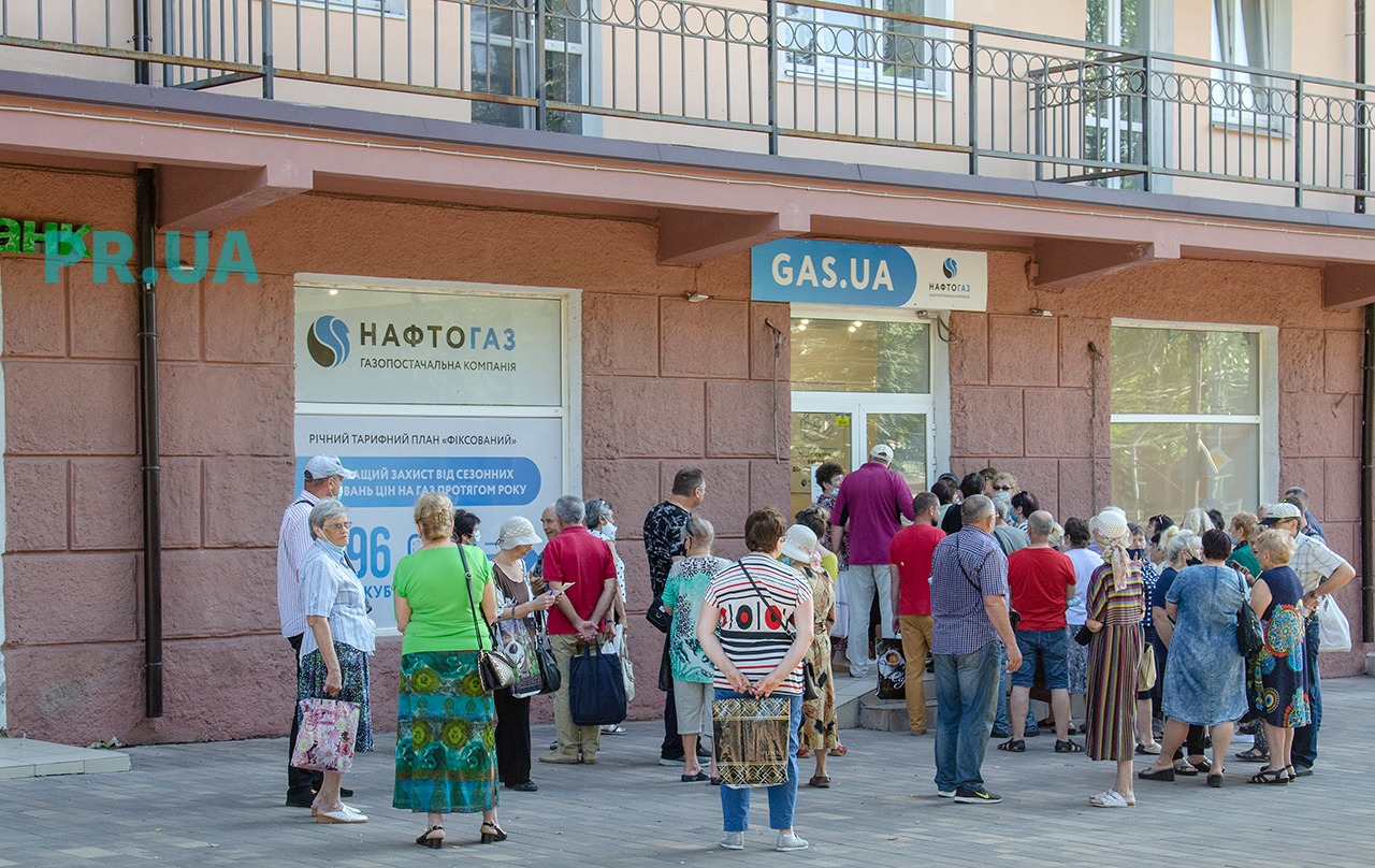 Сотні маріупольців стоять у чергах до нових постачальників газу