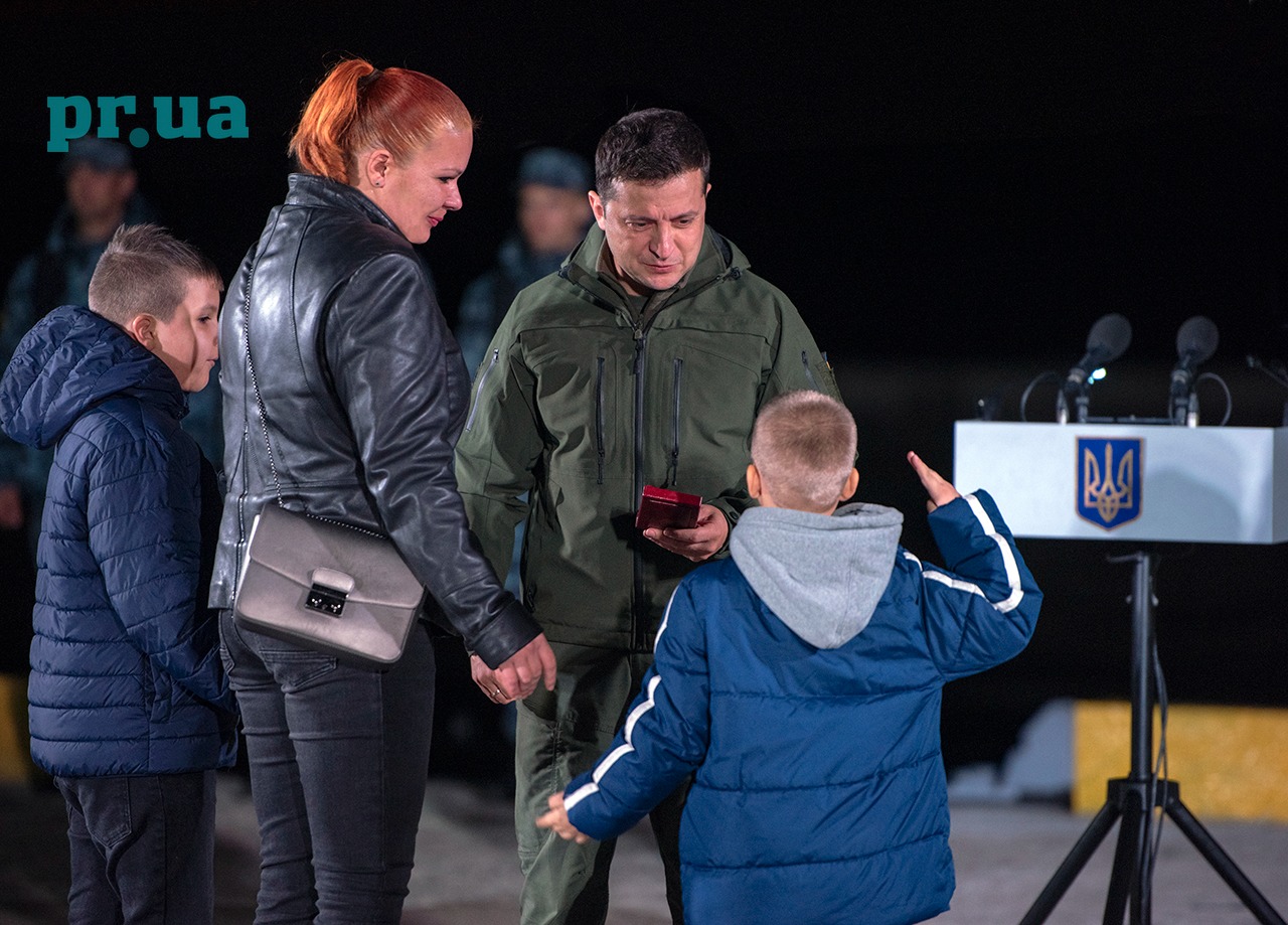 Володимир Зеленський в Маріуполі привітав захисників і захисниць України