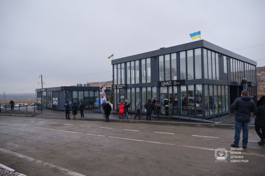 На КПВВ Донбасу запрацював модульний сервісний центр