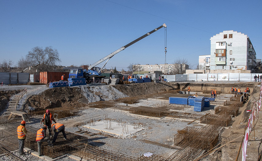 Будівництво триває: У Маріуполі готуються зводити каркас першого в Україні сталевого будинку