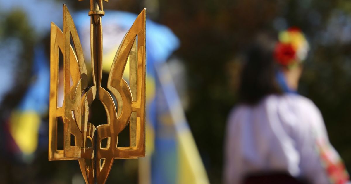 Сокіл, триєдність світу або слово «воля»: що символізує український герб?