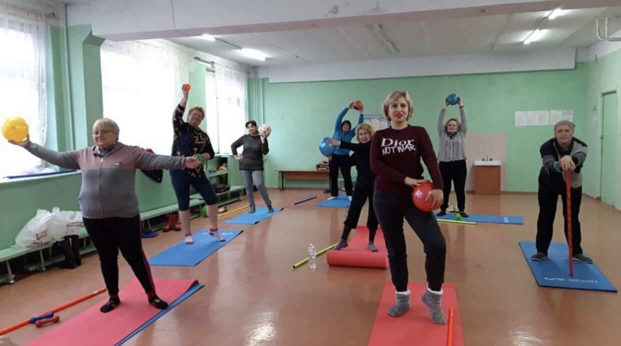 Маріупольські вчителі безкоштовно навчаються гімнастиці