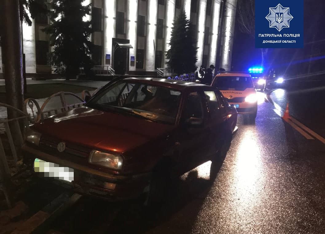 У Маріуполі водія, який збив огорожу біля драмтеатру, оштрафували на 17 тис грн за п'яну їзду