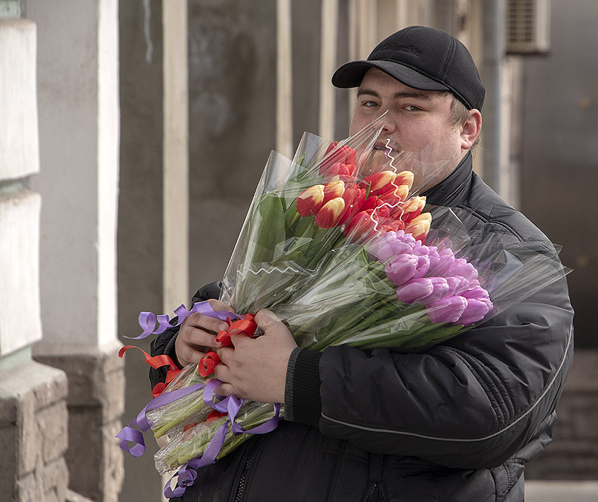 У Маріуполі щосили купують квіти, щоб привітати жінок з 8 Березня