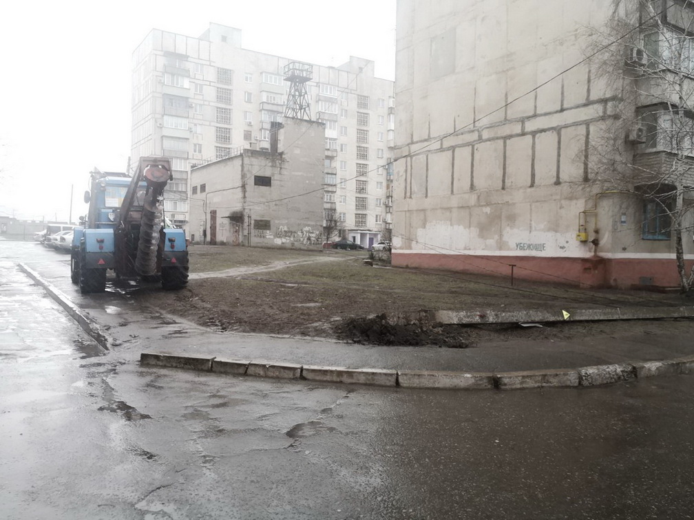 У Маріуполі біля будинку по вулиці Київській впала бетонна електроопора