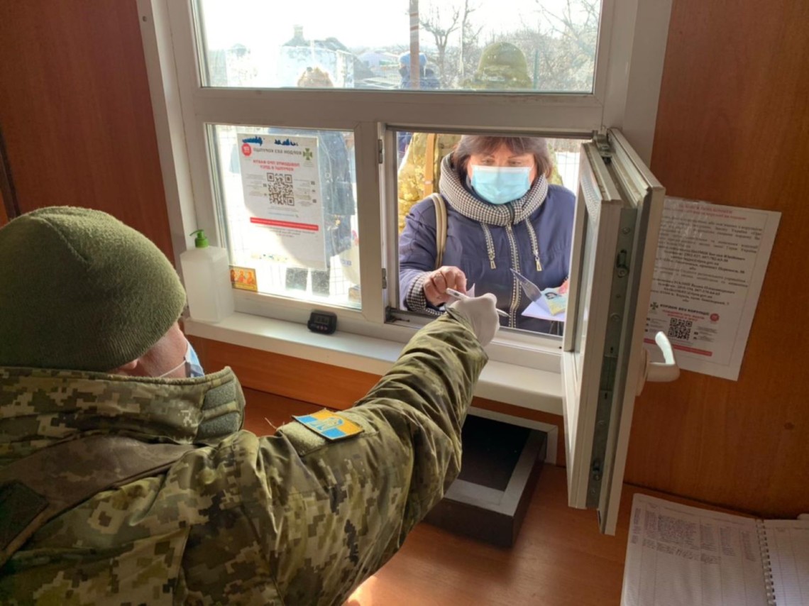 На Донбасі бойовики блокують роботу п'яти КПВВ