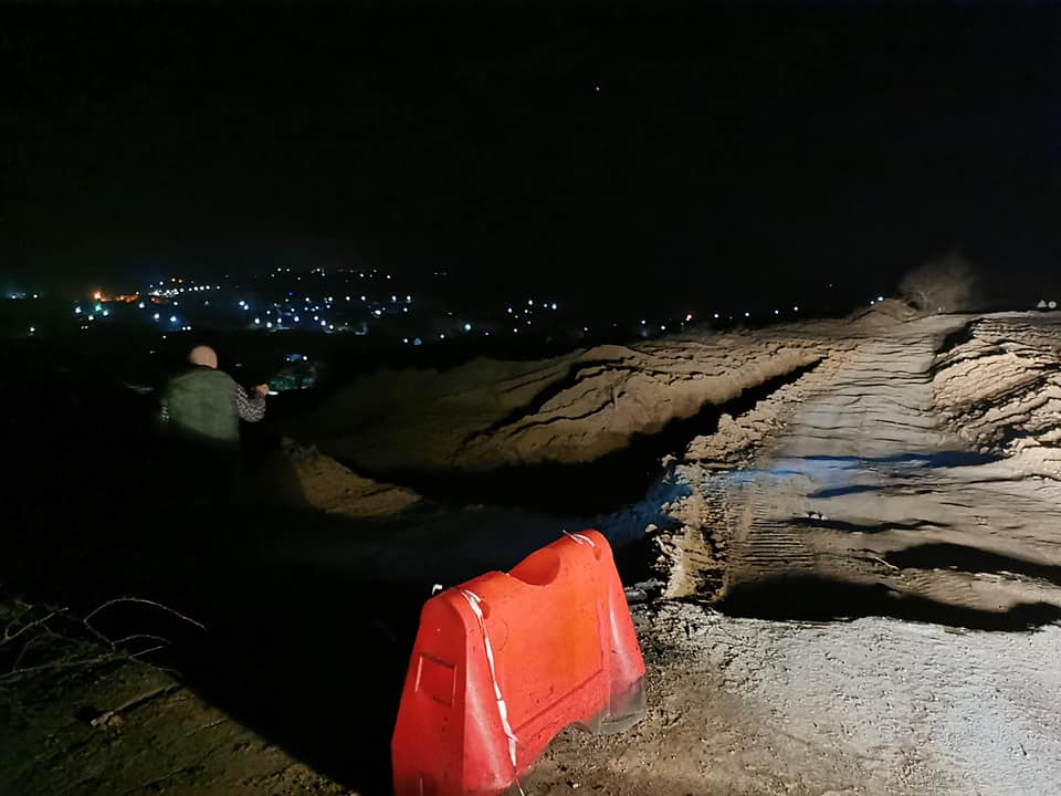 Вибоїни і глина: дорога в курортне селище під Маріуполем перетворилася на справжній квест