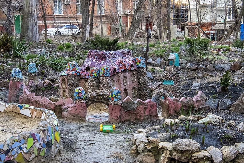 Сад каменів і різнобарвний замок створили жителі в центрі Маріуполя
