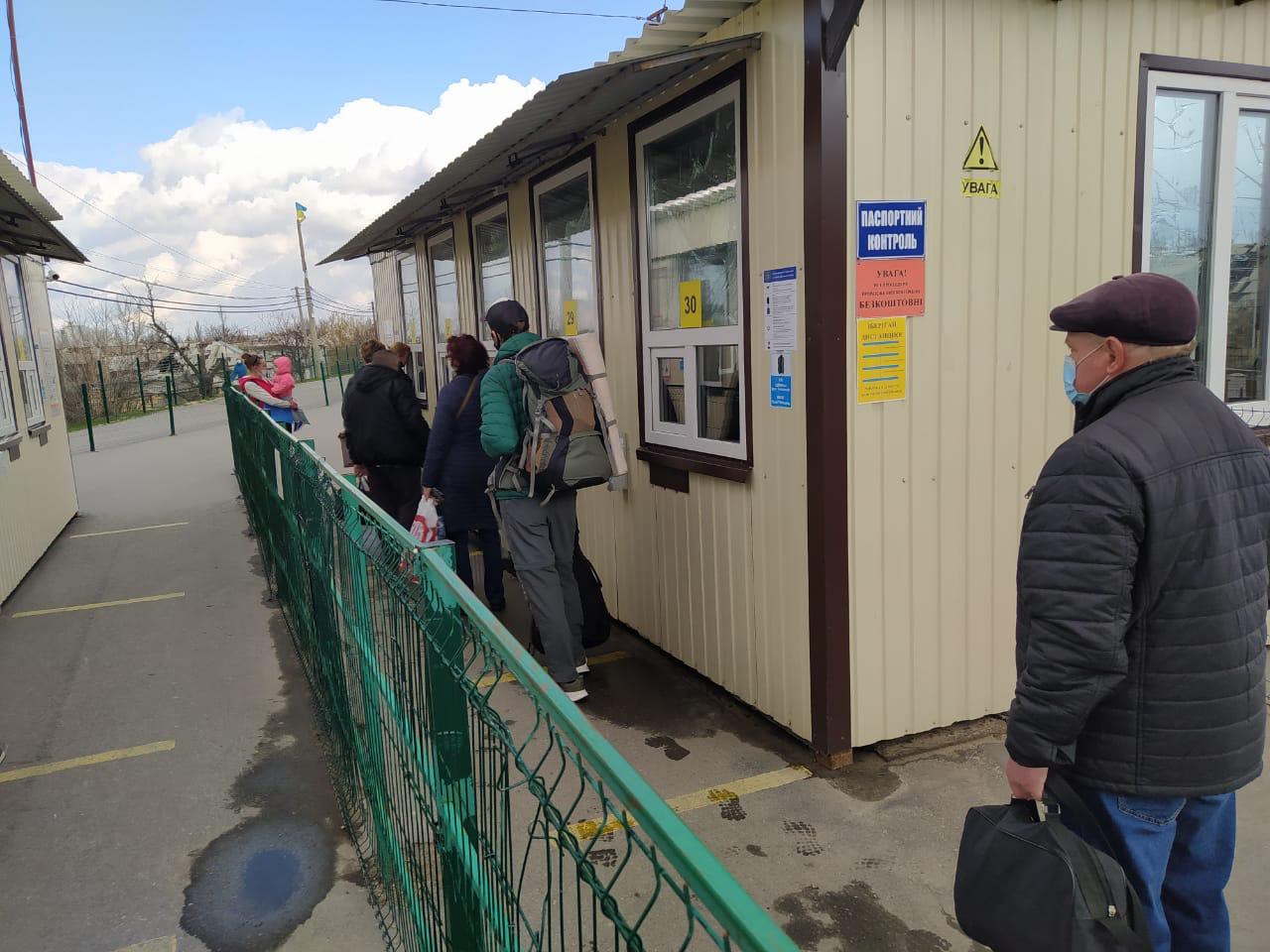За тиждень до Вербної неділі пасажиропотік через КПВВ на Донбасі трохи збільшився