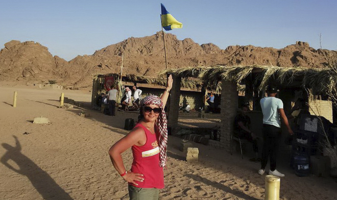 Чашка бедуїнського чаю в пустелі Єгипту під прапором України