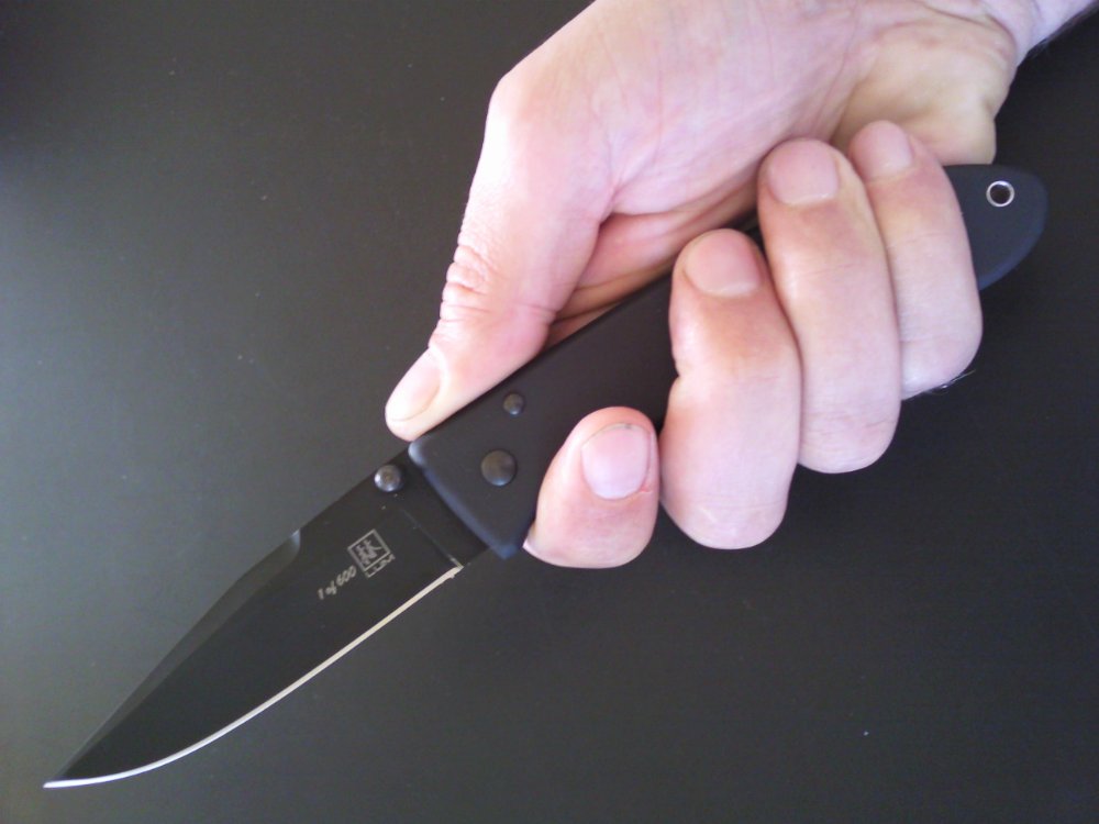 Присіла на ніж: в Маріуполі дівчина отримала ножове поранення