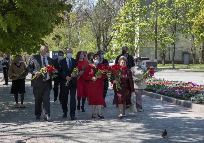 Маріупольські депутати поклали квіти в пам'ять про загиблих у Другій Світовій війні і привітали зі святом ветеранів