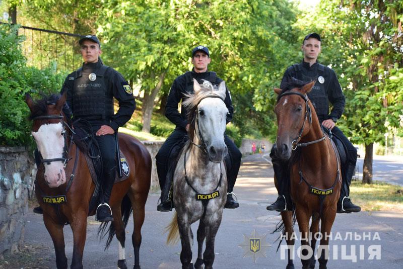 У Маріуполі на вулиці міста виїхали кінні наряди поліції