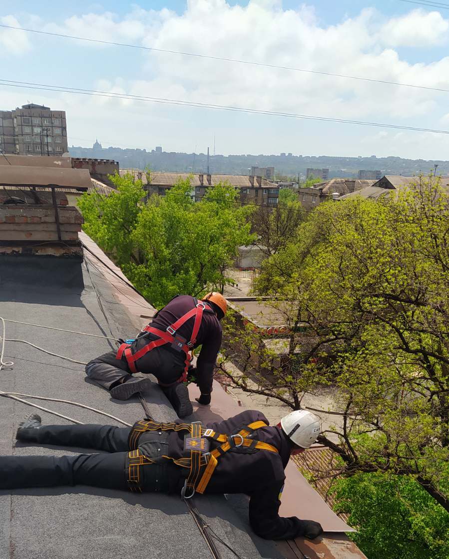Рятувальники Маріуполя прибрали з покрівлі п'ятиповерхівки металоконструкції