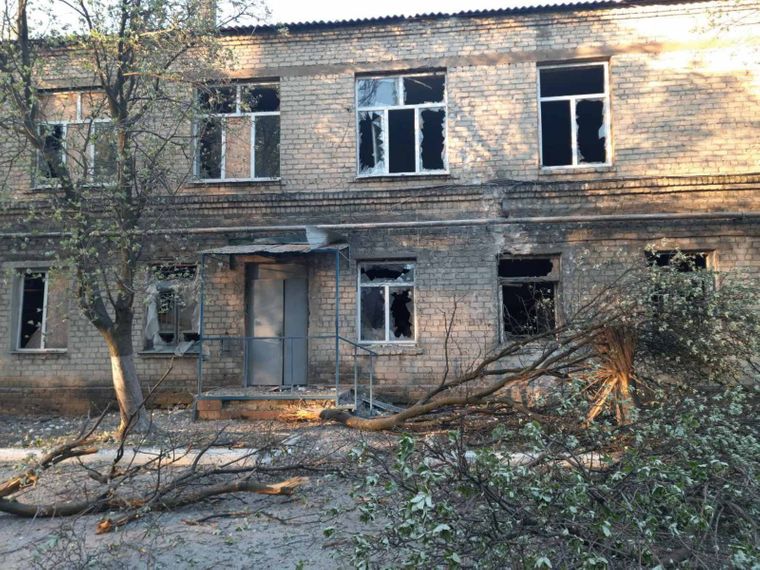 На Донеччині бойовики обстріляли COVID-відділення та авто швидкої допомоги