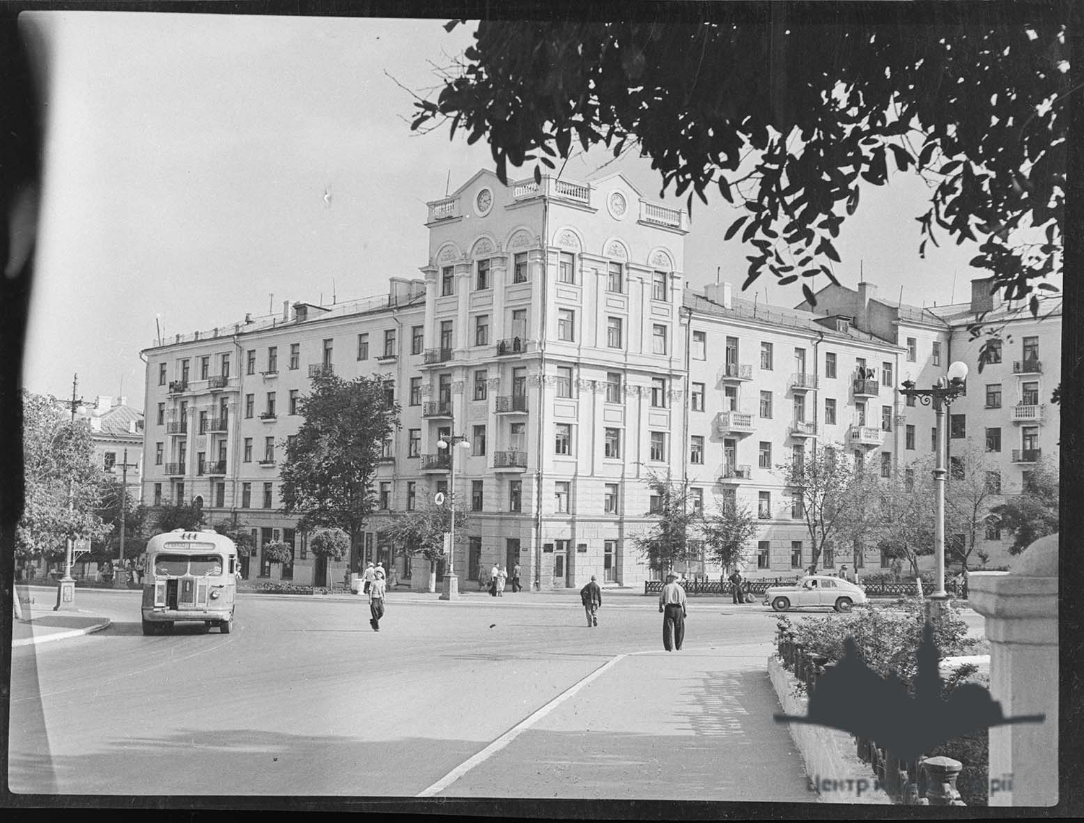 «Проспект Республіки. м. Жданов» (в кадрі будинок № 42, ще з годинником)