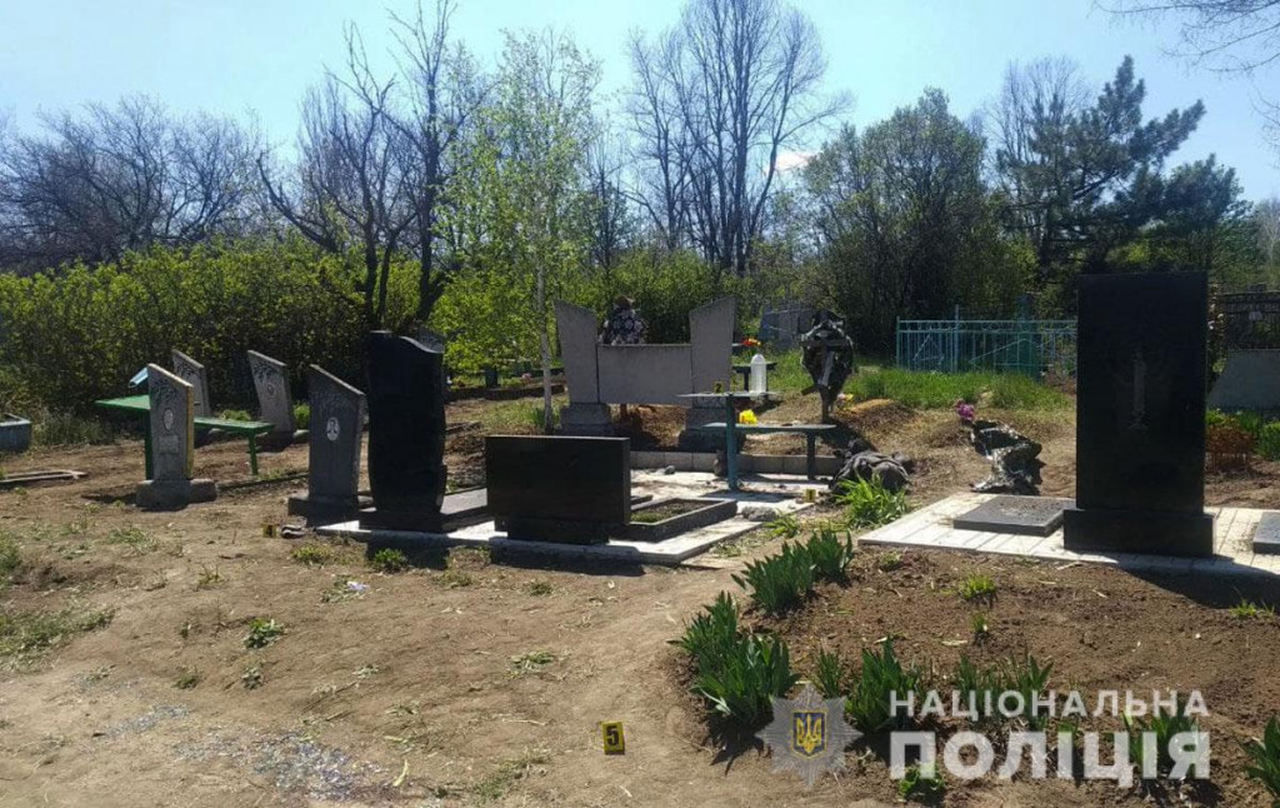 На Донеччині загинув чоловік, прибираючи кладовище: поліція відкрила кримінальне провадження
