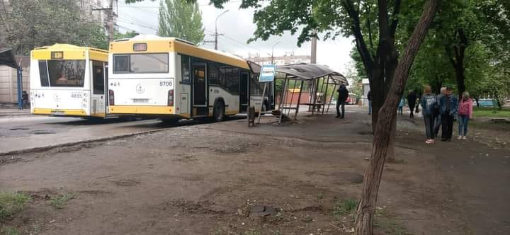 У Маріуполі водій автобуса в'їхав у зупинку