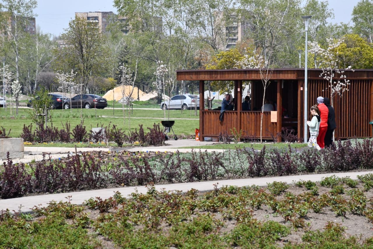 Маріупольці вийшли на «маївку» з шашликами в парк Гурова