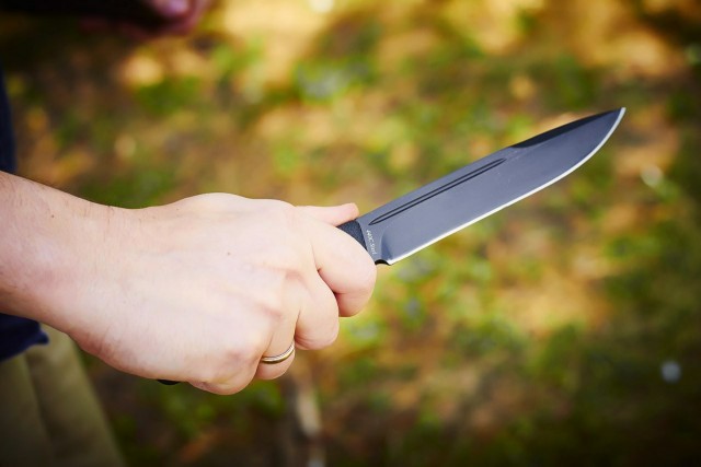 У Маріуполі хлопця вдарили ножем в щоку на зупинці