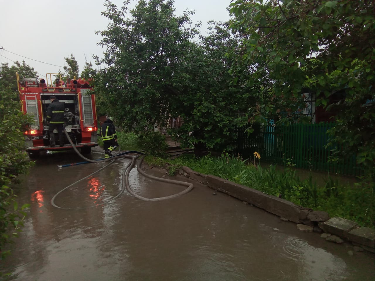 Маріупольську сім'ю від затоплення рятують пожежники, міськводоканал та аварійно-водолазна служба