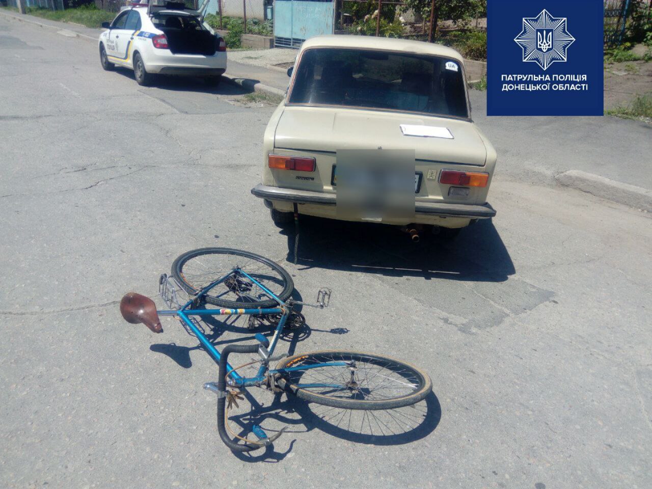 У центрі Маріуполя авто збило сім'ю велосипедистів