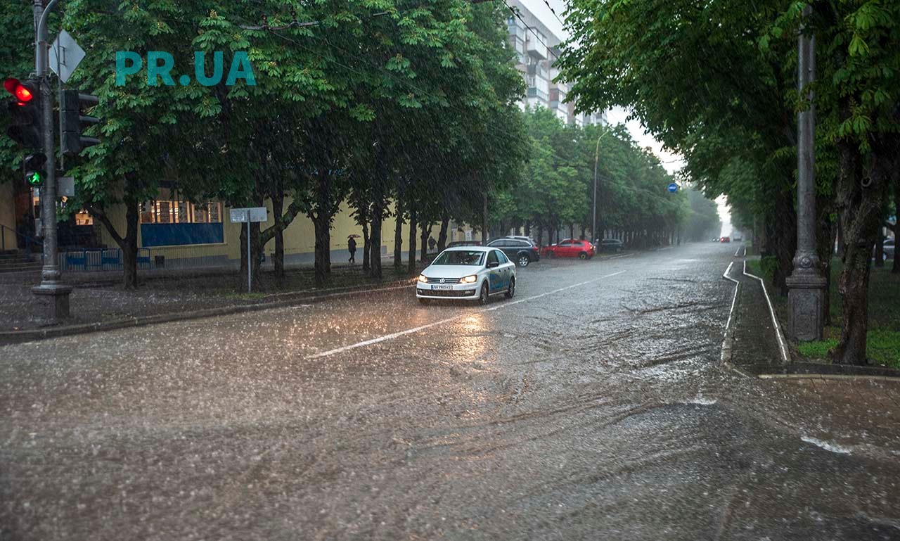 У Маріуполі злива зупинила рух електротранспорту (ФОТО+ВИДЕО)