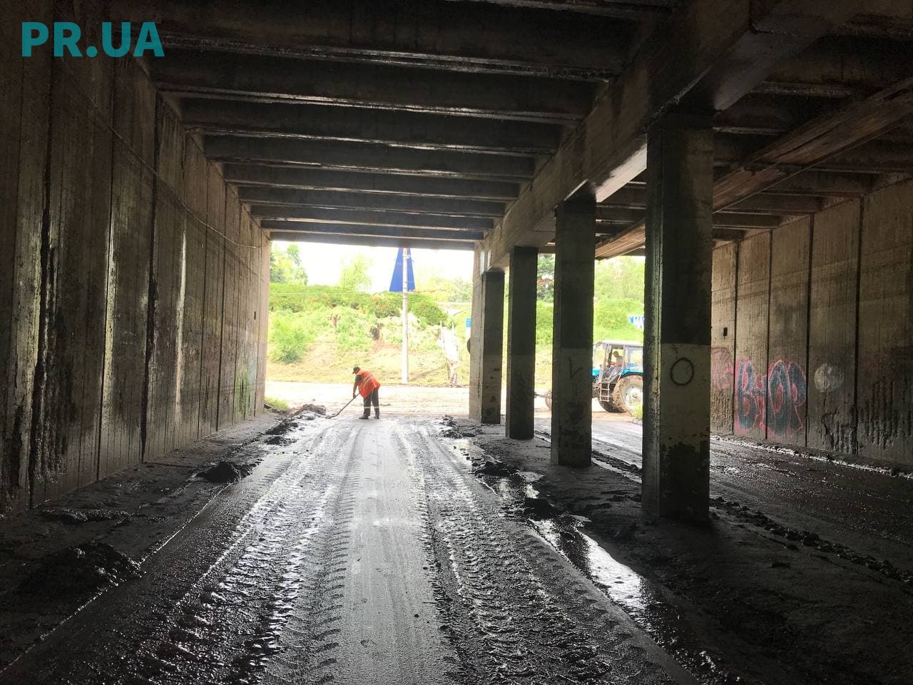 Під час зливи в центрі Маріуполя в тунелі скупчилася вода глибиною до 4 метрів