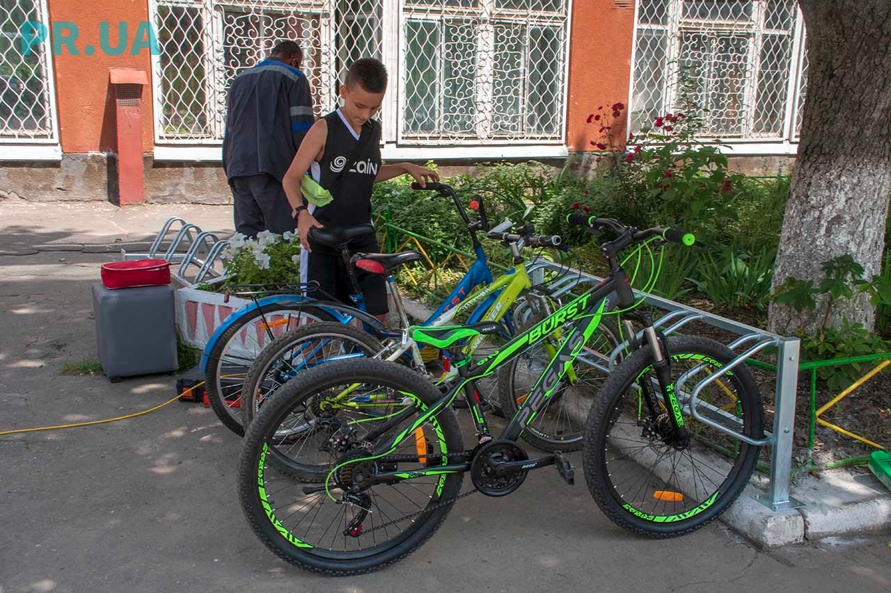 До школи на велосипеді: біля маріупольських навчальних закладів встановлюють парковки