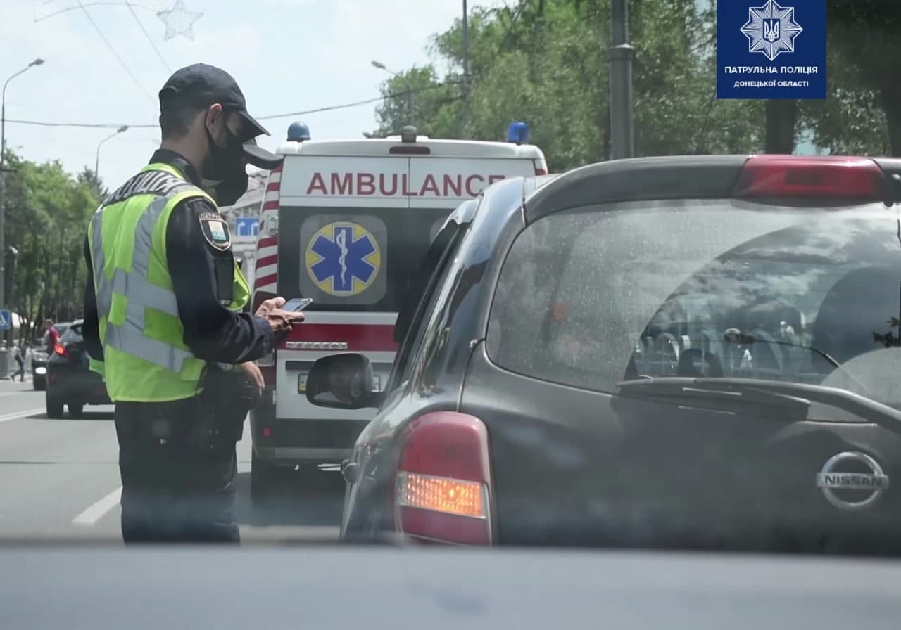 Спецсигнал: маріупольські водії перешкоджали проїзду «швидкої»