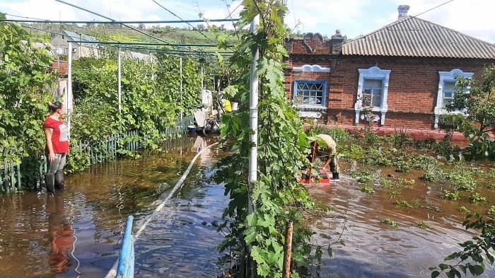 Підтопленні дороги в Маріуполі: рівень води близько 25 см