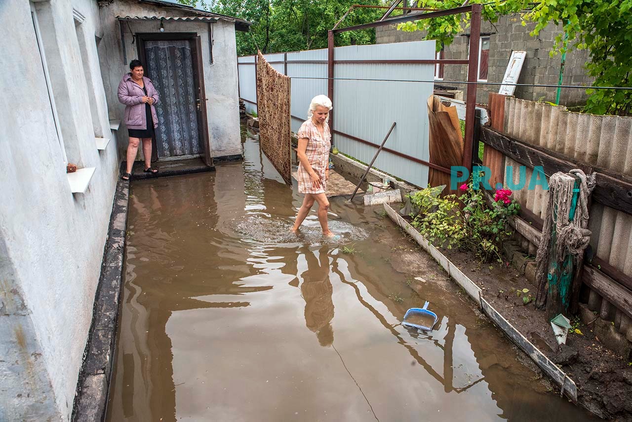 На Маріуполь обрушилися дощ, град і ураган - затоплено понад сто дворів, знеструмлені цілі вулиці