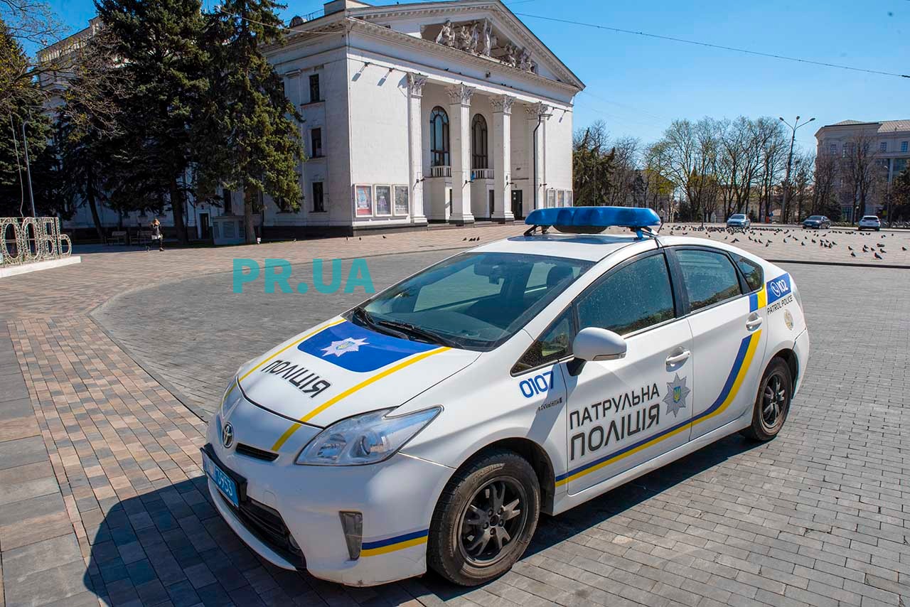 У Маріуполі патрульні зупинили трьох п'яних водіїв, тверезого «зупинив» паркан біля драмтеатру