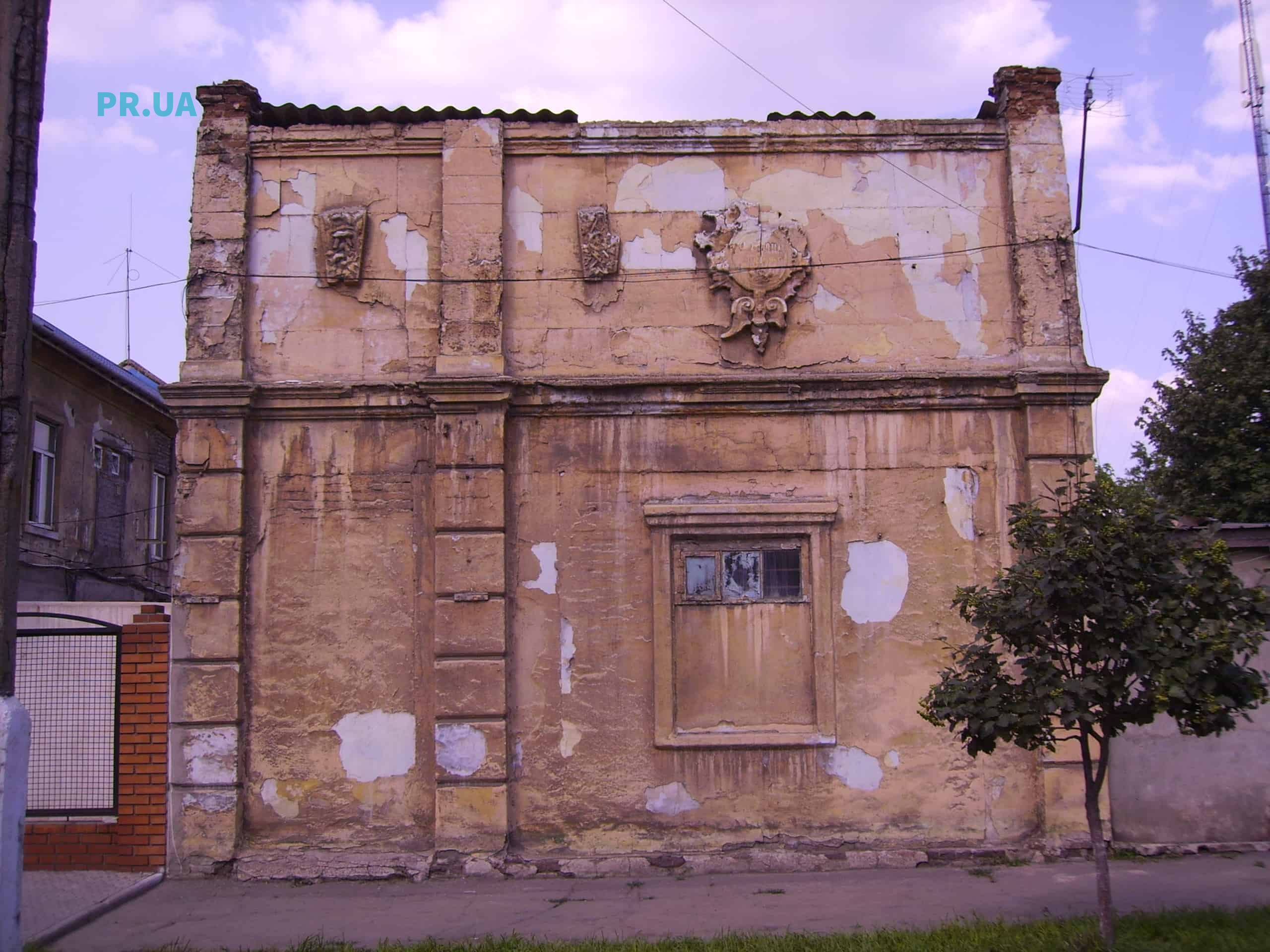 На одній з найстаріших будівель Маріуполя знищений унікальний декор (ФОТО)