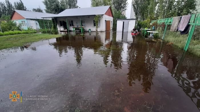 Злива підтопила пансіонати під Маріуполем (ФОТО)