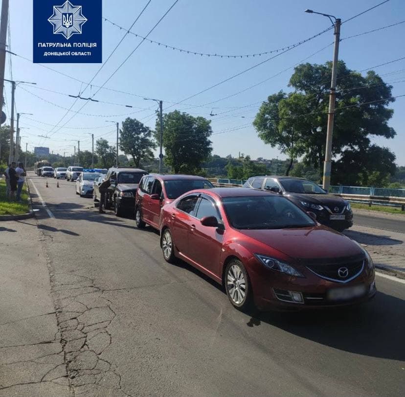 У Маріуполі на мосту зіткнулися чотири автівки