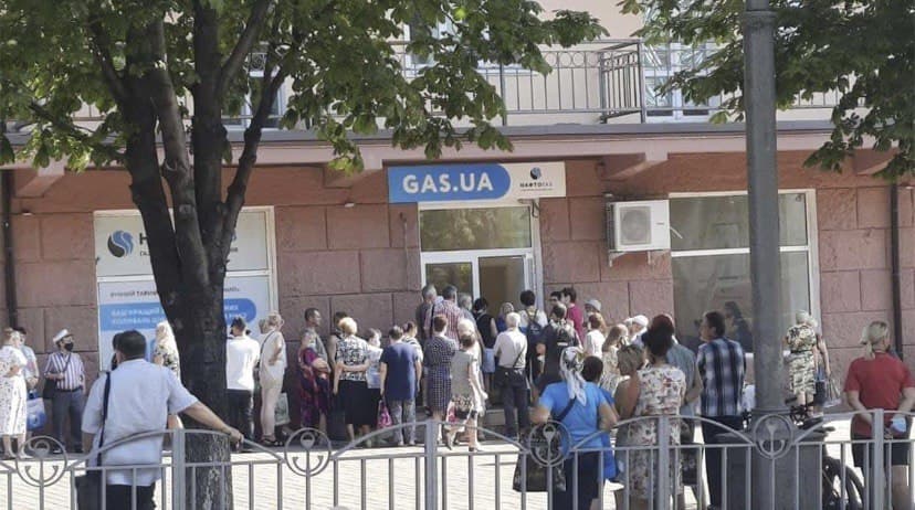 Маріупольці годинами стоять у чергах для переукладення договору з постачальником газу