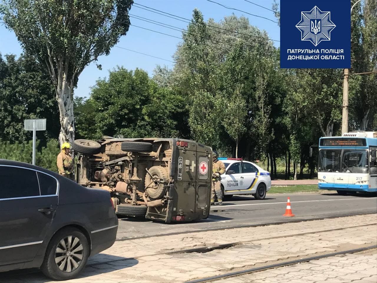 У Маріуполі військовий автомобіль перекинувся на бік внаслідок ДТП (ФОТО)