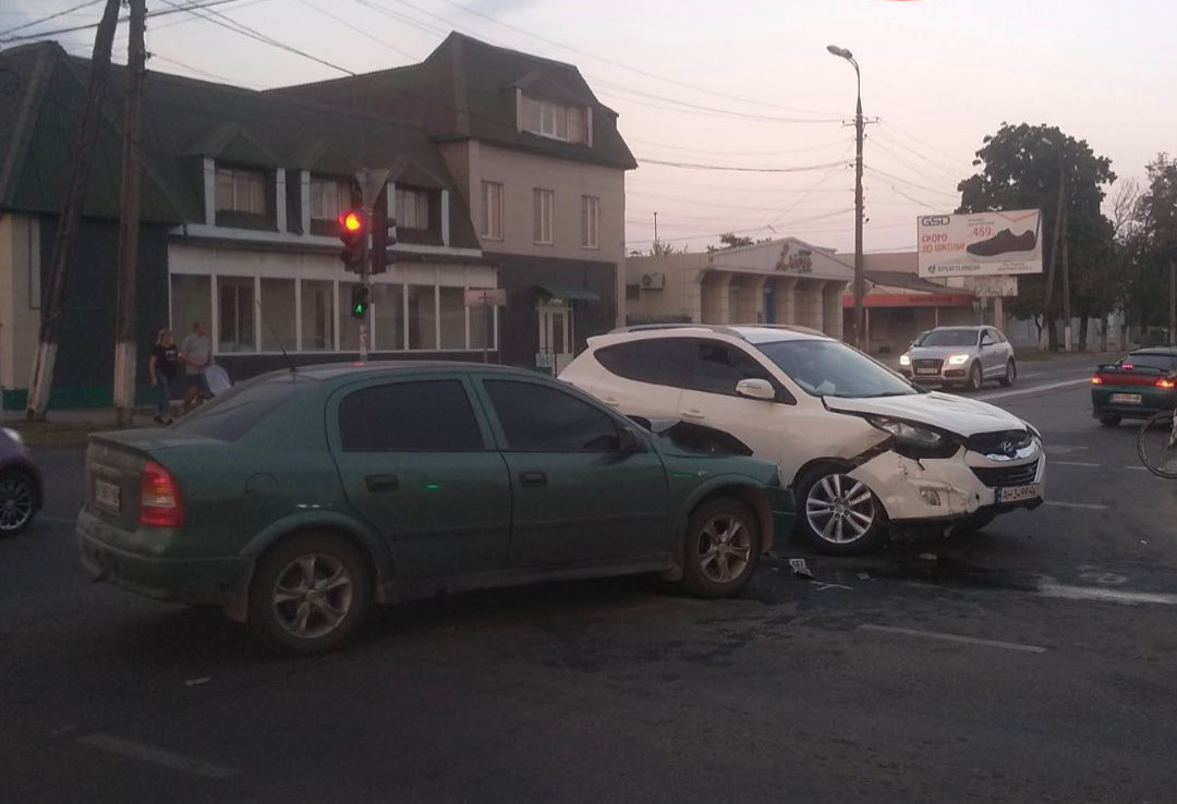 У Маріуполі при зіткненні авто постраждали дві жінки та чоловік