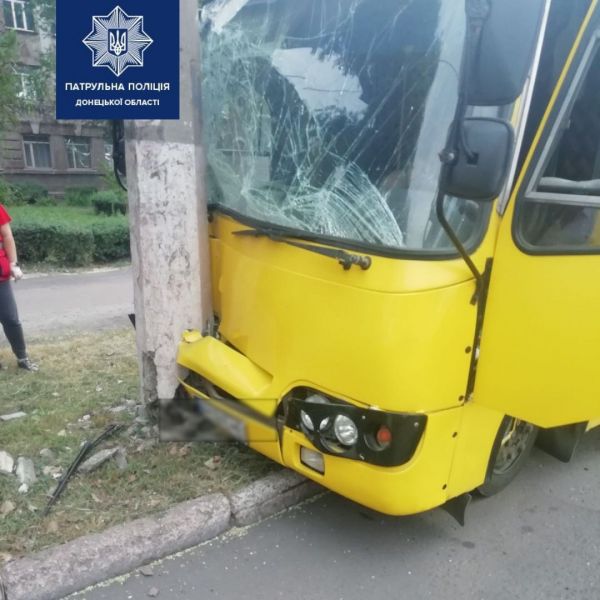 У Маріуполі автобус з пасажирами врізався в стовп (ФОТО)