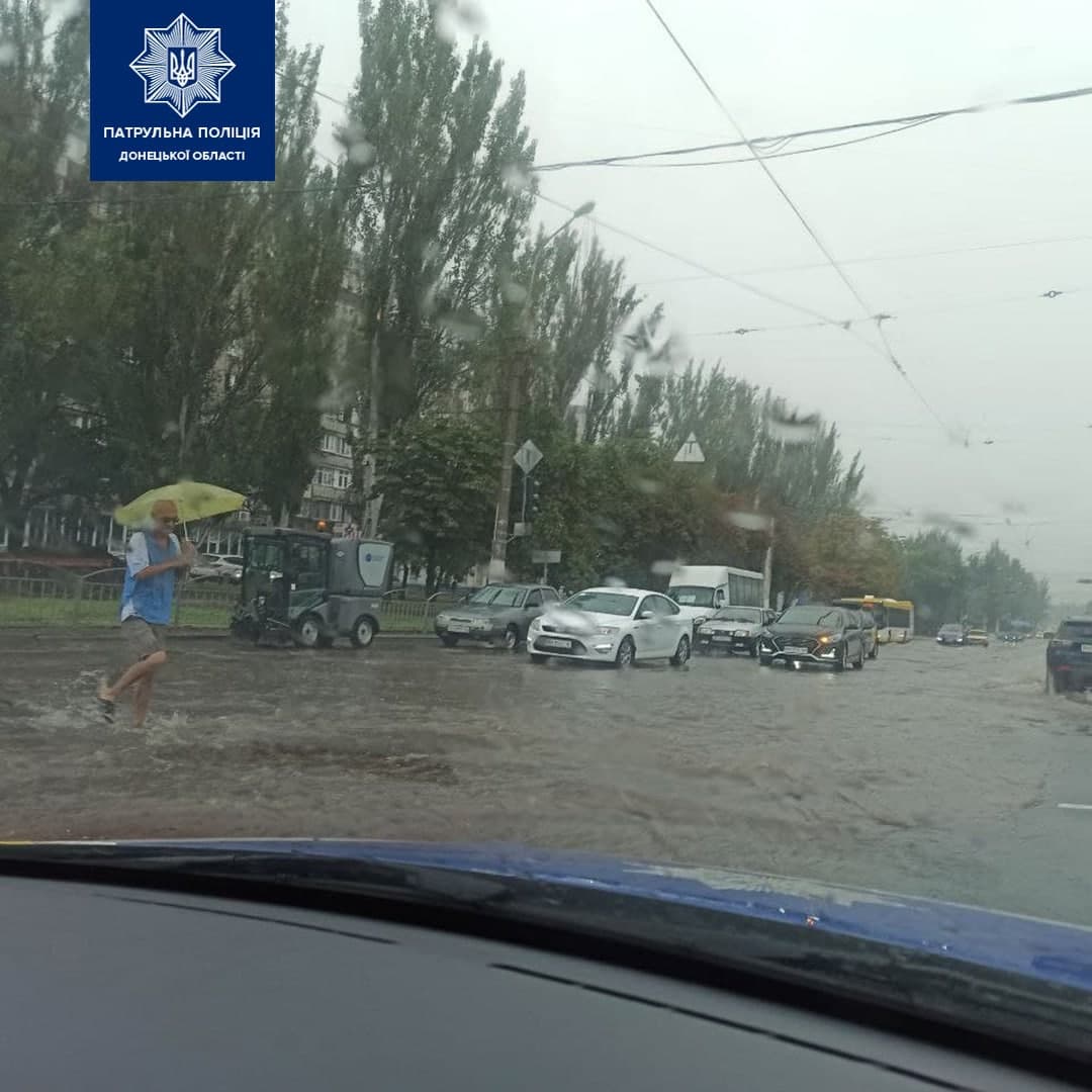 У Маріуполі через зливу ускладнено рух автотранспорту (ФОТО)