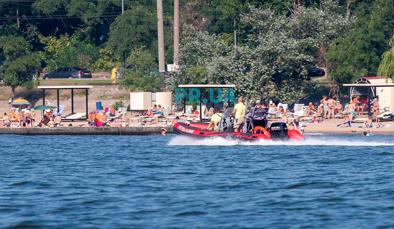 У Маріуполі з моря повернули на берег десяток запливлих за буйки городян