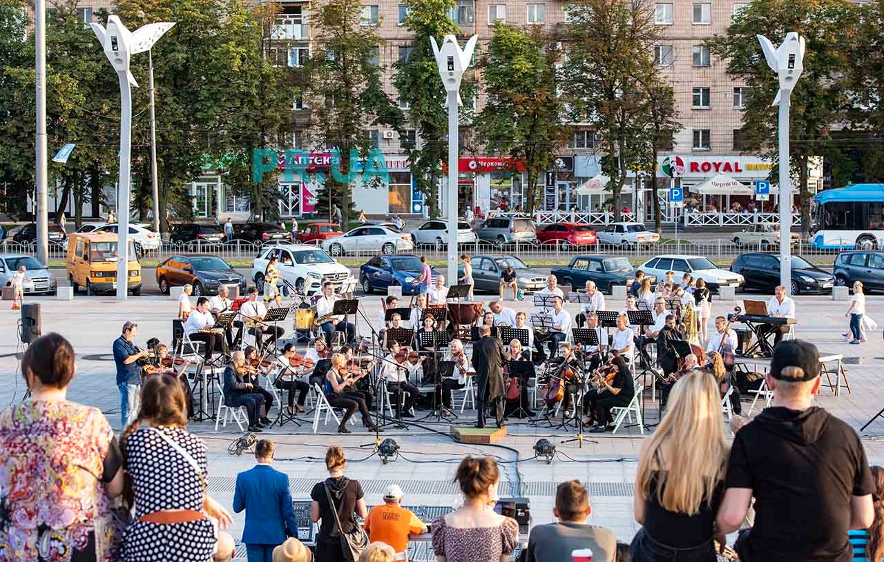 У Маріуполі просто неба зазвучала класична музика (ФОТОФАКТ)