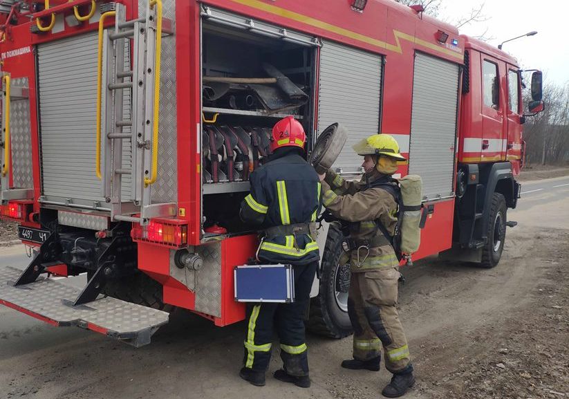 У стоматології в центрі Маріуполя загорілася покрівля