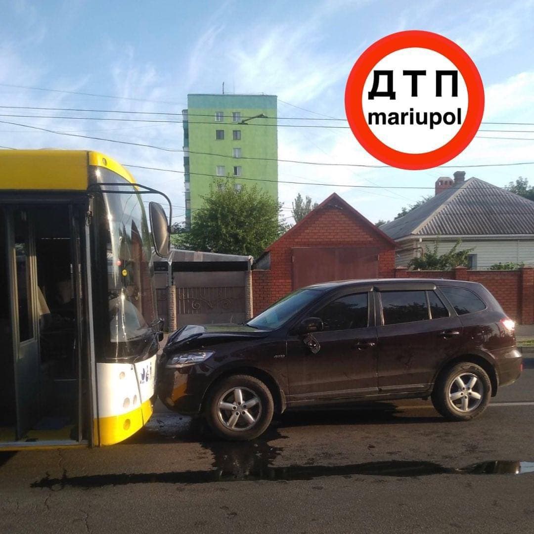 «Лоб в лоб»: в Маріуполі автомобіль врізався в автобус (ФОТО)