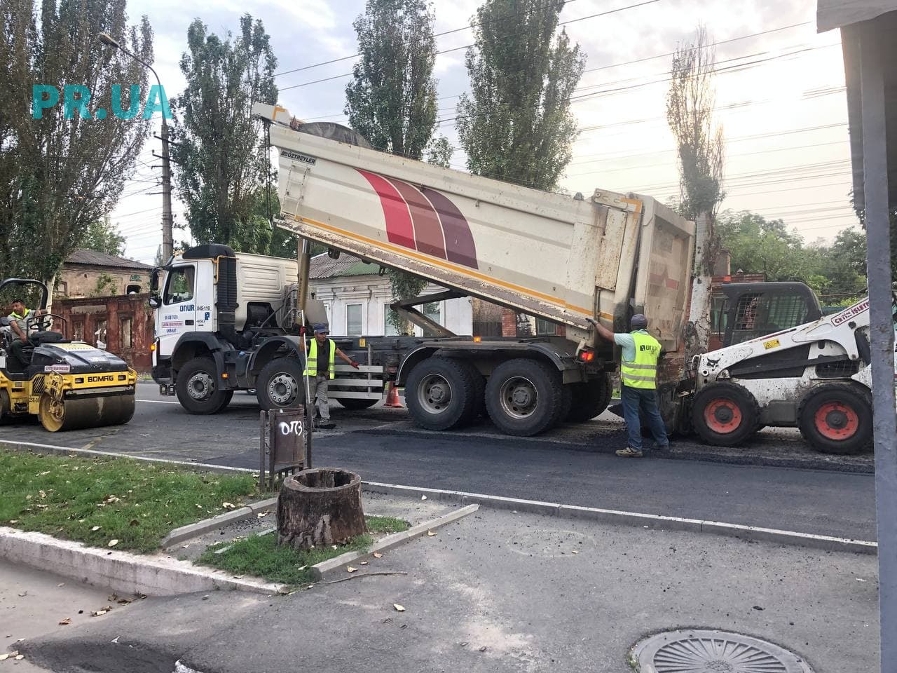 У Центральному районі Маріуполя ускладнено рух: ведеться ремонт дороги (ФОТОФАКТ)