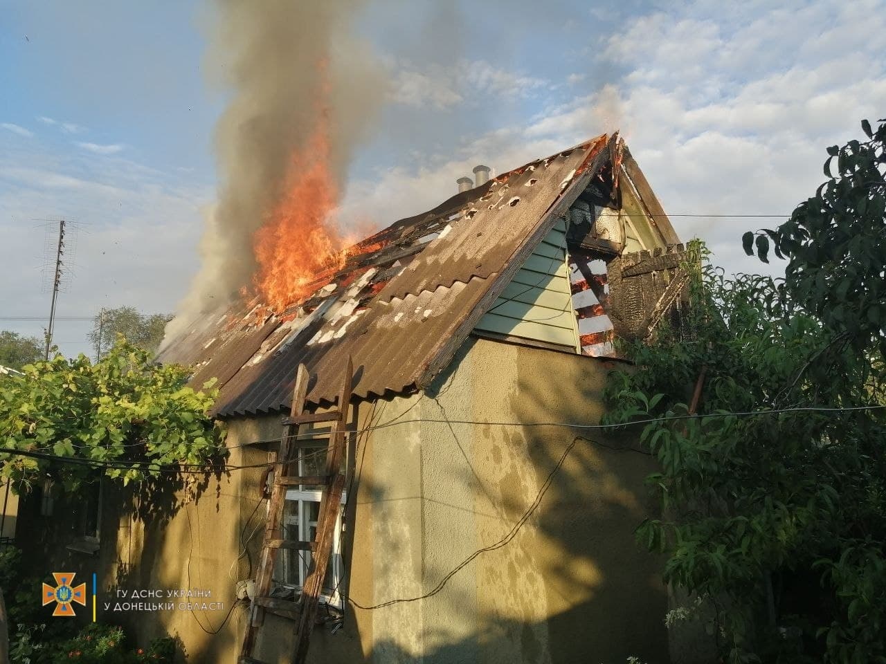 У Маріуполі загорілося приватне домогосподарство (ФОТО)