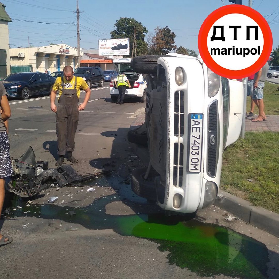 Автомобіль перекинувся на бік в результаті ДТП в Маріуполі (ФОТО)